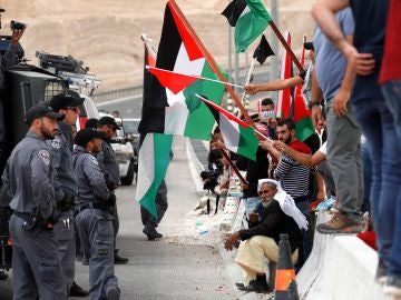 Soldados israelíes discuten con un manifestante Soldados israelíes discuten con un manifestante