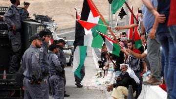 Soldados israelíes discuten con un manifestante