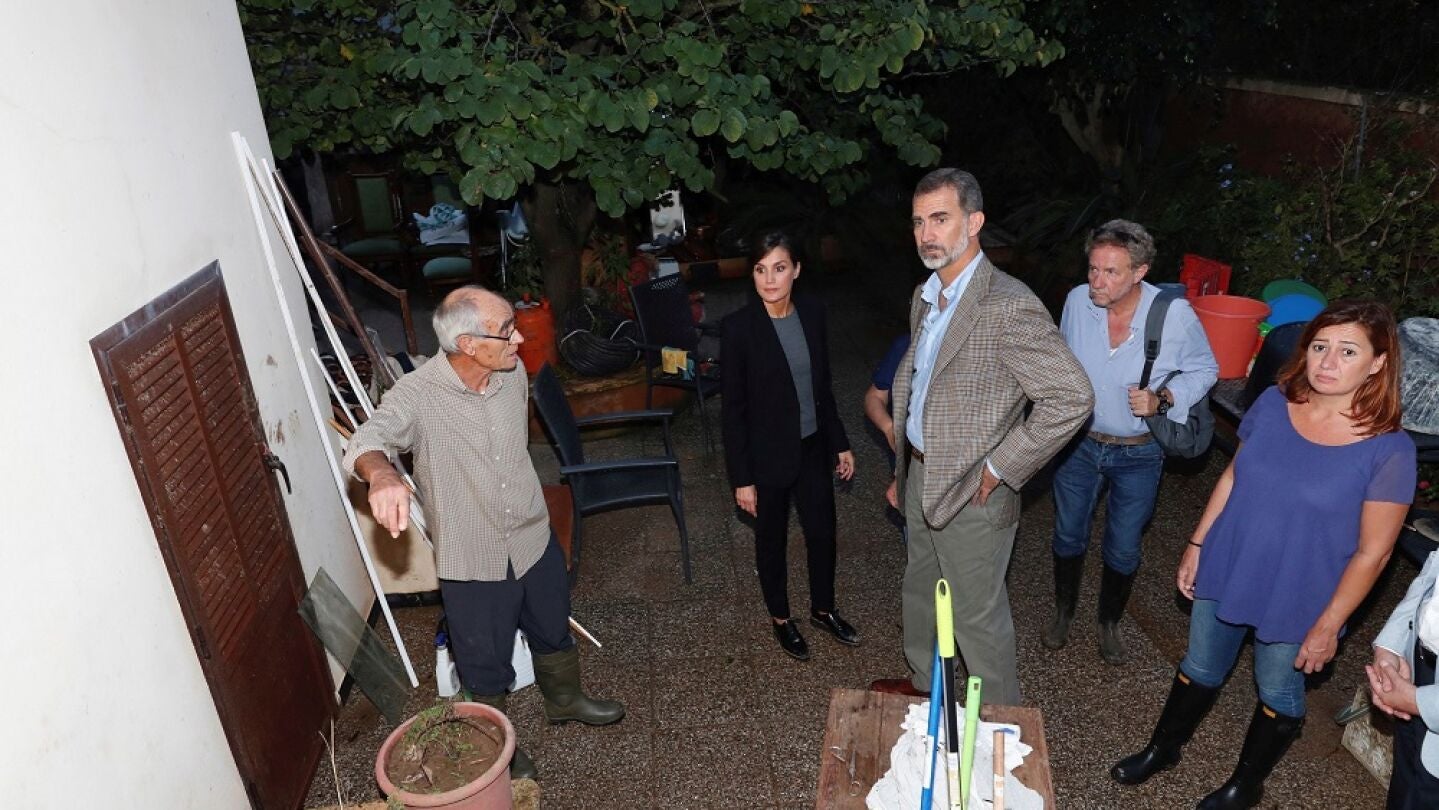 Los reyes junto a la presidenta de Baleares y vecinos de Sant Lloren&ccedil; 
