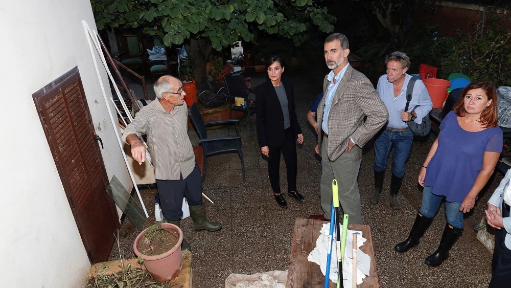 Los reyes junto a la presidenta de Baleares y vecinos de Sant Llorenç 