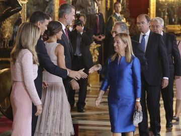 Los reyes junto al presidente del gobierno y su mujer Begoña Gómez, durante la recepción en el Palacio Real Los reyes junto al presidente del gobierno y su mujer Begoña Gómez, durante la recepción en el Palacio Real
