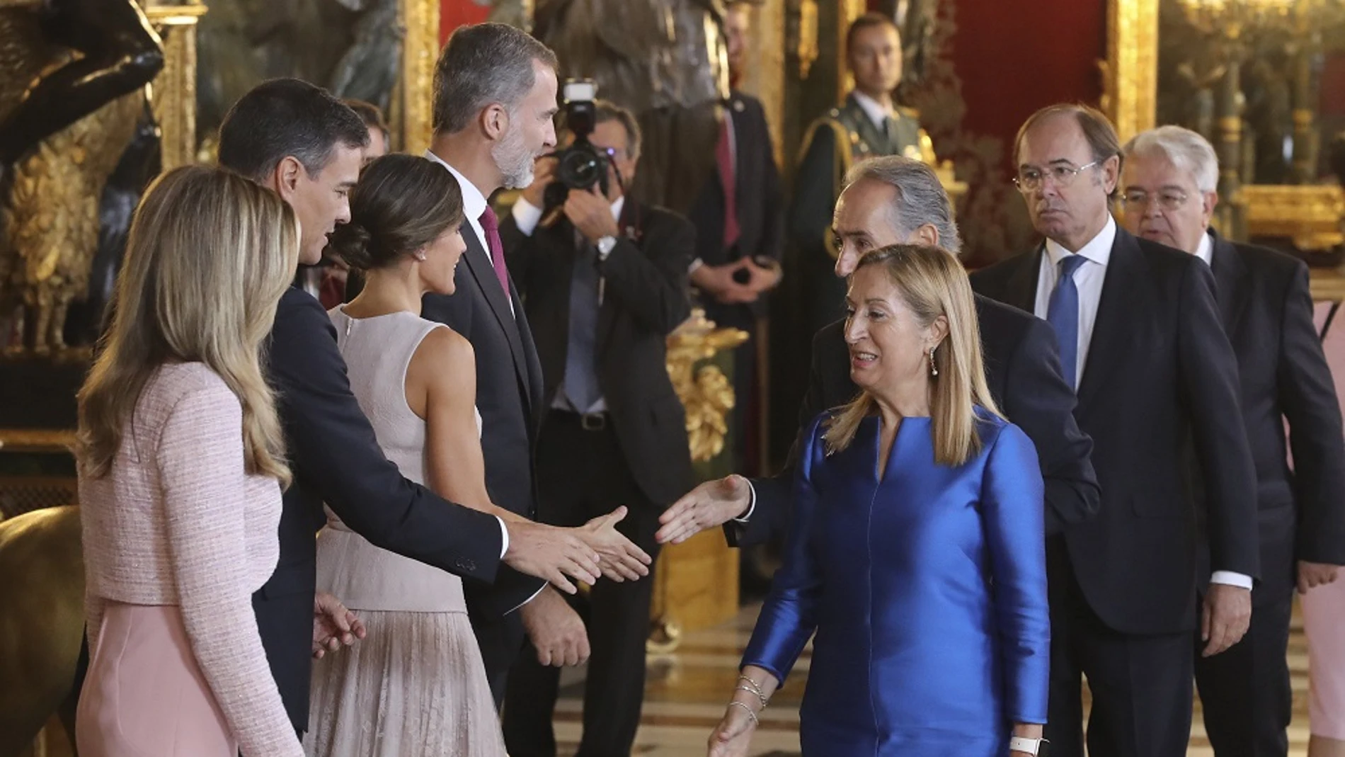Los reyes junto al presidente del gobierno y su mujer Begoña Gómez, durante la recepción en el Palacio Real