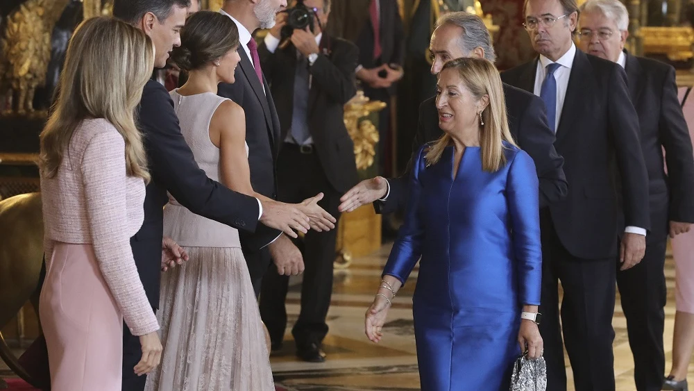 Los reyes junto al presidente del gobierno y su mujer Begoña Gómez, durante la recepción en el Palacio Real