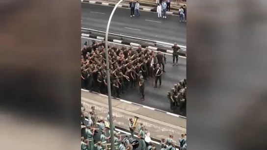 El baile de 'Paquito, el chocolatero' protagonizado por la Legión El baile de 'Paquito, el chocolatero' protagonizado por la Legión
