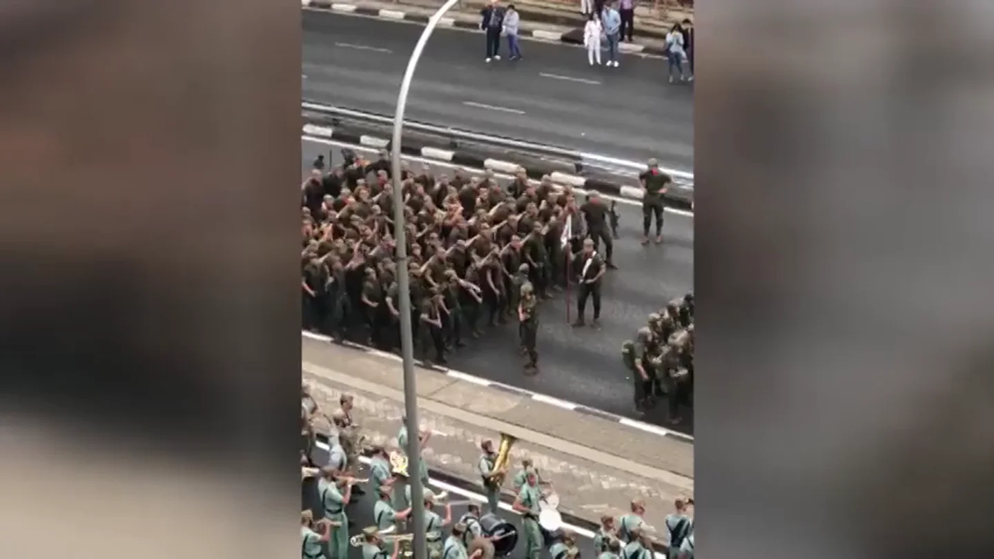 El baile de 'Paquito, el chocolatero' protagonizado por la Legión El baile de 'Paquito, el chocolatero' protagonizado por la Legión