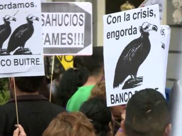 La protesta de afectados por desahucios contra los fondos buitre La protesta de afectados por desahucios contra los fondos buitre