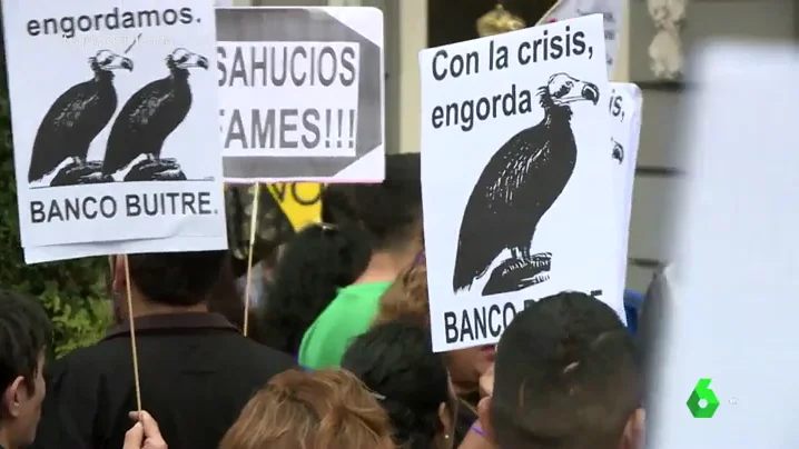 La protesta de afectados por desahucios contra los fondos buitre