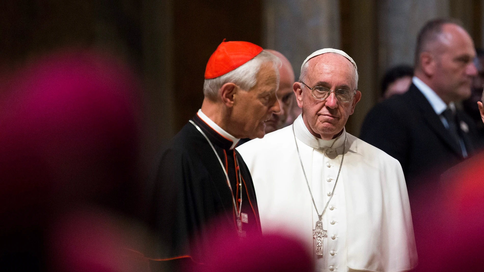El Papa Francisco (dcha) en una misa con el cardenal Donald Wuerl