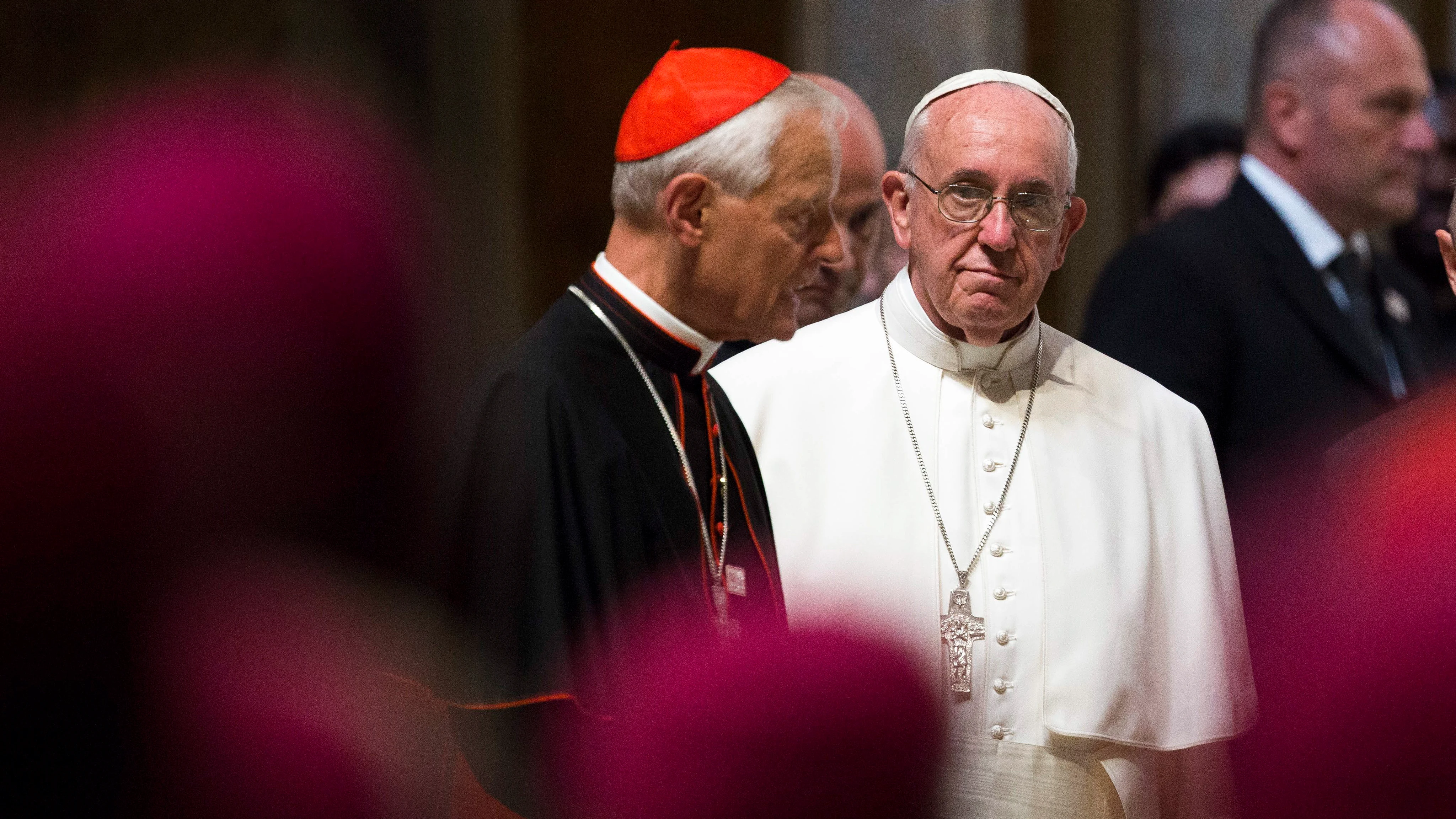 El Papa Francisco (dcha) en una misa con el cardenal Donald Wuerl