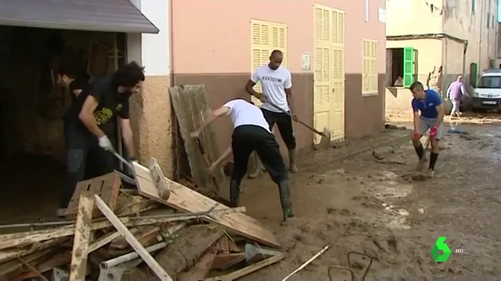 La emocionante ola de solidaridad tras las inundaciones en Mallorca: los cupos de voluntarios ya están completos