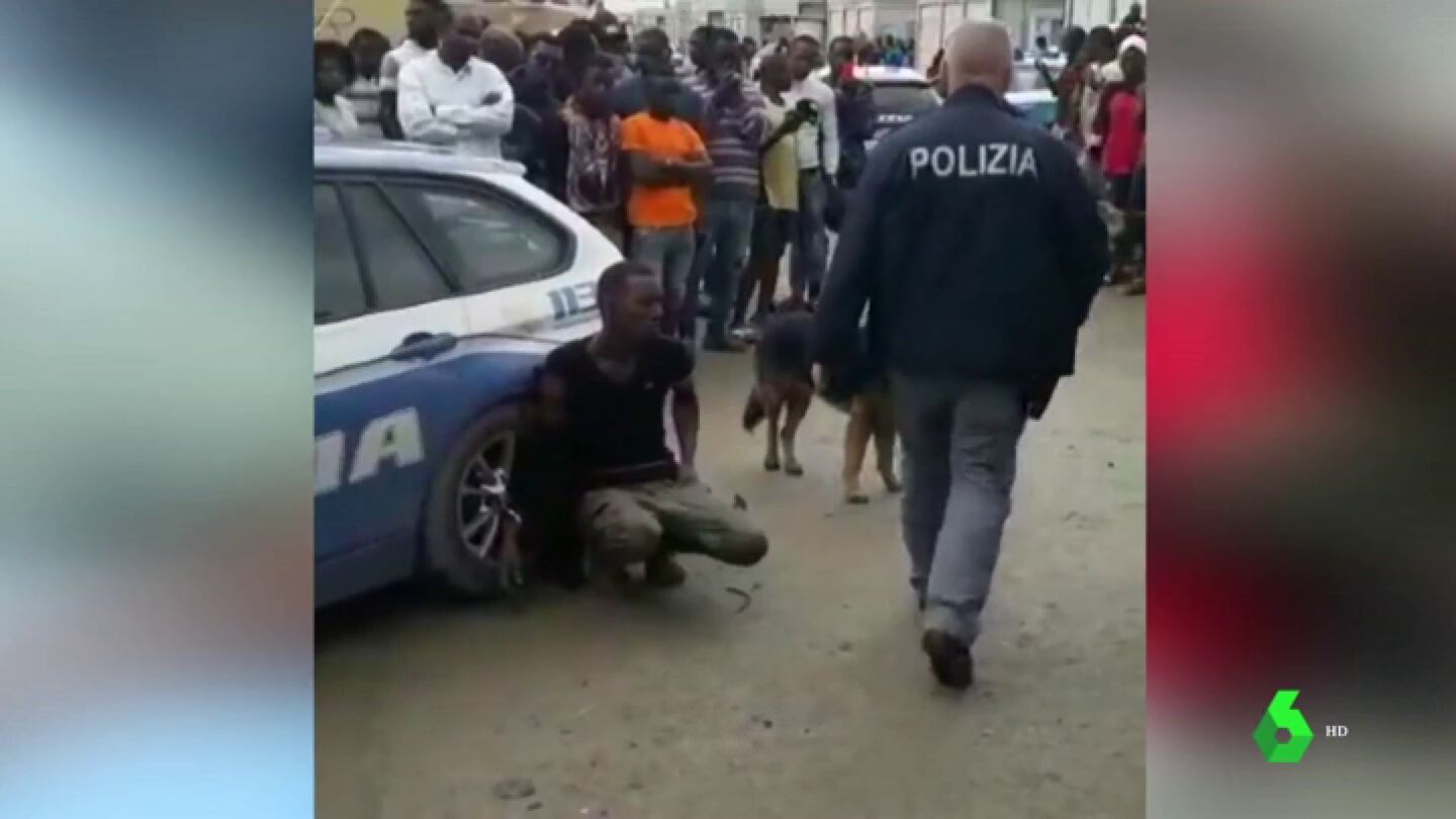 Imagen de la detenci&oacute;n en Italia del migrante Omar Jallow