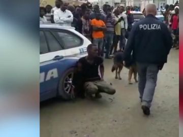 Imagen de la detención en Italia del migrante Omar Jallow Imagen de la detención en Italia del migrante Omar Jallow