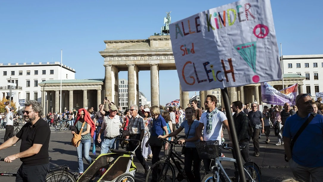 Multitudinaria manifestación contra el racismo en Berlín