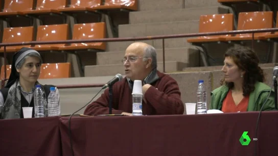 Imagen del curandero Josep Pàmies en una conferencia Imagen del curandero Josep Pàmies en una conferencia