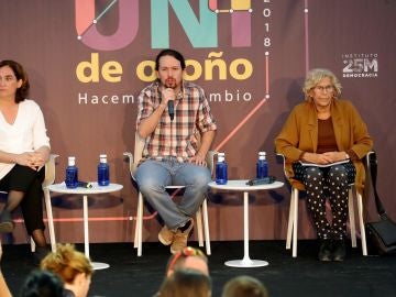 Carmena y Colau en un acto junto a Pablo Iglesias Carmena y Colau en un acto junto a Pablo Iglesias