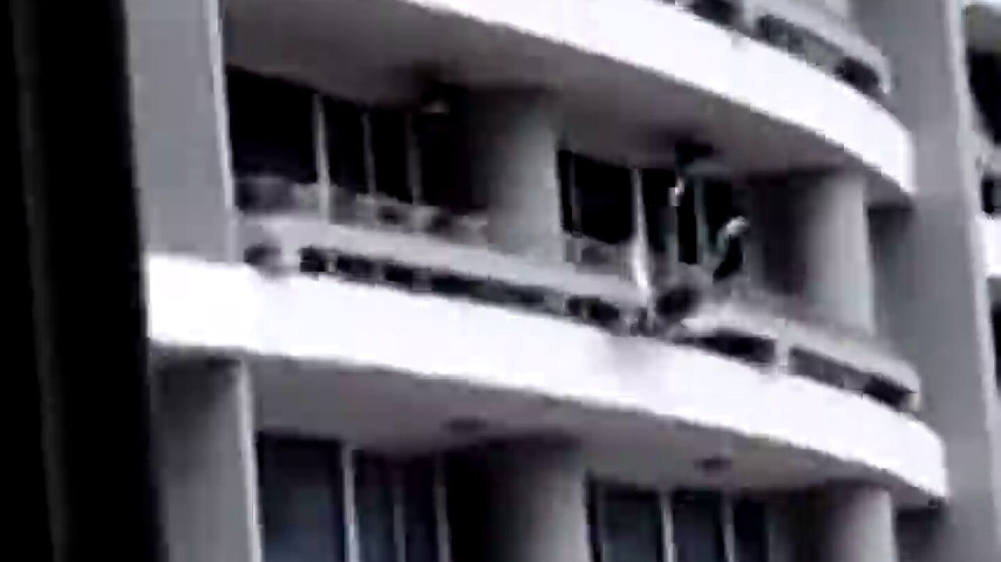 Imagen de la impactante ca&iacute;da de una mujer desde el piso 27 de un edificio cuando intentaba hacerse un selfie