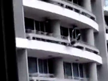 Imagen de la impactante caída de una mujer desde el piso 27 de un edificio cuando intentaba hacerse un selfie Imagen de la impactante caída de una mujer desde el piso 27 de un edificio cuando intentaba hacerse un selfie