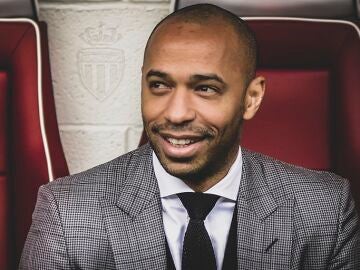 Thierry Henry, sonriente en su nuevo banquillo Thierry Henry, sonriente en su nuevo banquillo