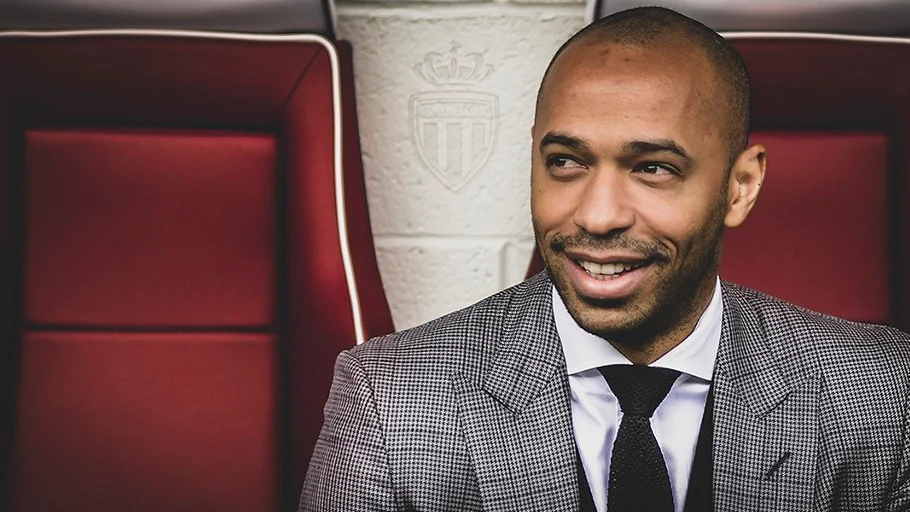 Thierry Henry, sonriente en su nuevo banquillo