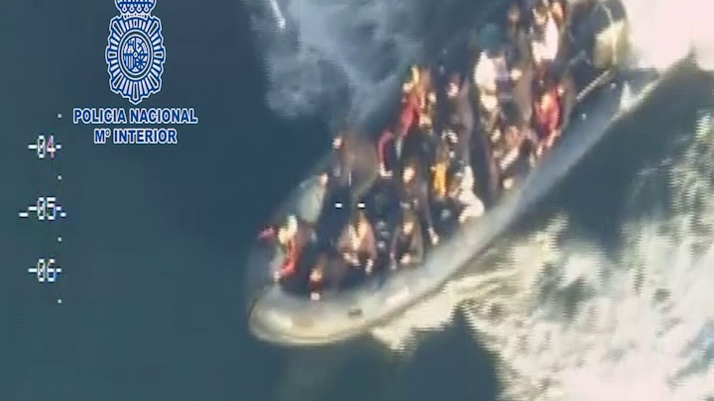 Trasladado de inmigrantes en una narcolancha