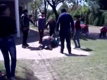 Las lamentables imágenes de la pelea a de dos madres a las puertas de una guardería