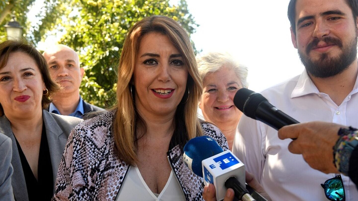 Susana D&iacute;az hablando con los medios