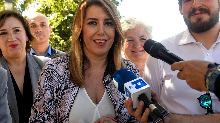 Susana Díaz hablando con los medios