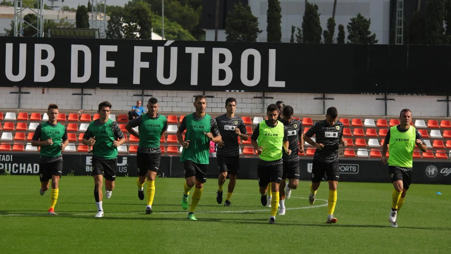 Jugadores del Hércules calientan en Paterna Jugadores del Hércules calientan en Paterna
