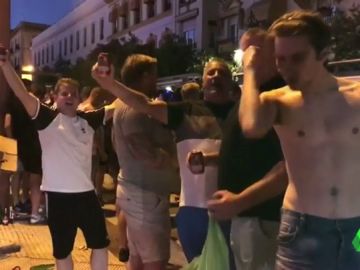 Los 'hooligans' toman Sevilla antes del España - Inglaterra: ebrios desde primera hora de la tarde Los 'hooligans' toman Sevilla antes del España - Inglaterra: ebrios desde primera hora de la tarde