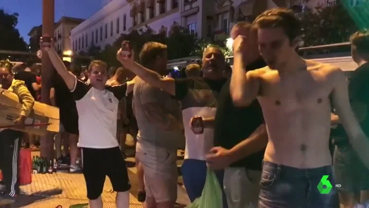 Los 'hooligans' toman Sevilla antes del España - Inglaterra: ebrios desde primera hora de la tarde