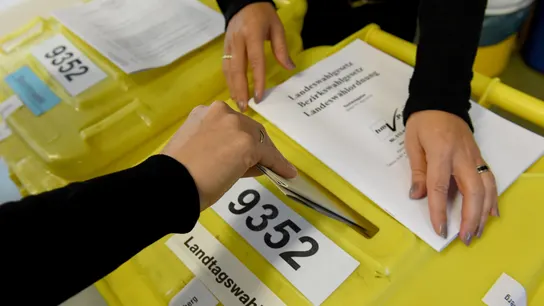 Un elector elige su voto durante las elecciones del estado de Baviera en un colegio electoral en Nuremberg Un elector elige su voto durante las elecciones del estado de Baviera en un colegio electoral en Nuremberg