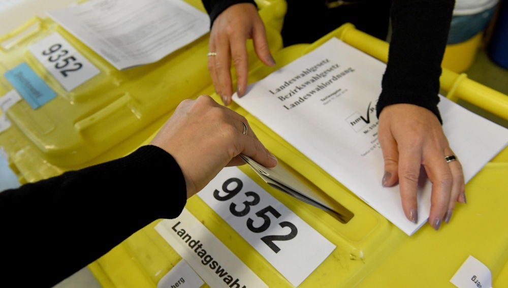 Un elector elige su voto durante las elecciones del estado de Baviera en un colegio electoral en Nuremberg 