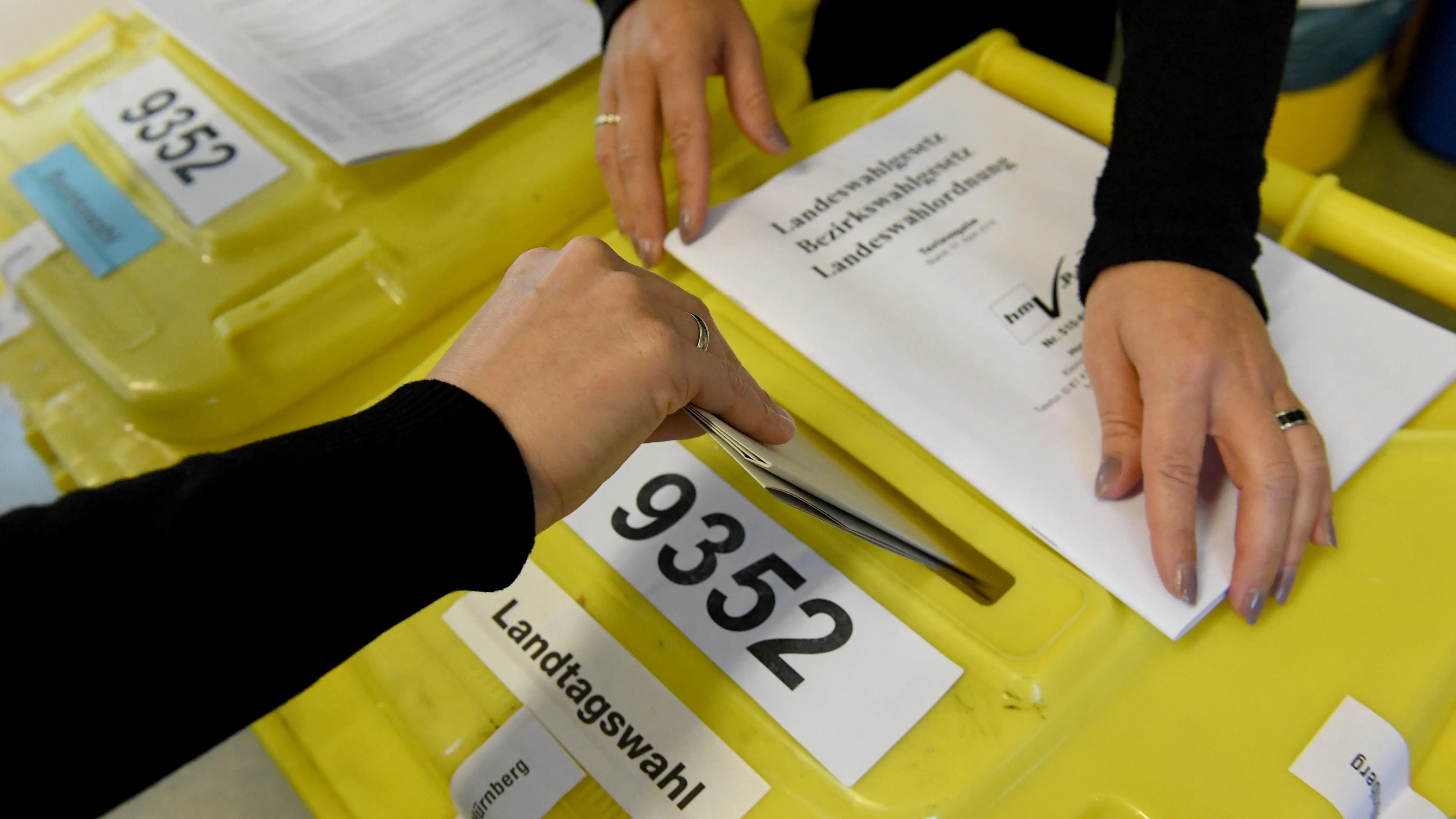 Un elector elige su voto durante las elecciones del estado de Baviera en un colegio electoral en Nuremberg 