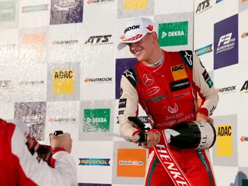 Mick Schumacher en el podio Mick Schumacher en el podio