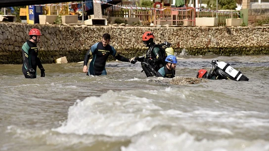 Una imagen del cuerpo de los GEAS de la Guardia Civil rastreando el torrente Una imagen del cuerpo de los GEAS de la Guardia Civil rastreando el torrente