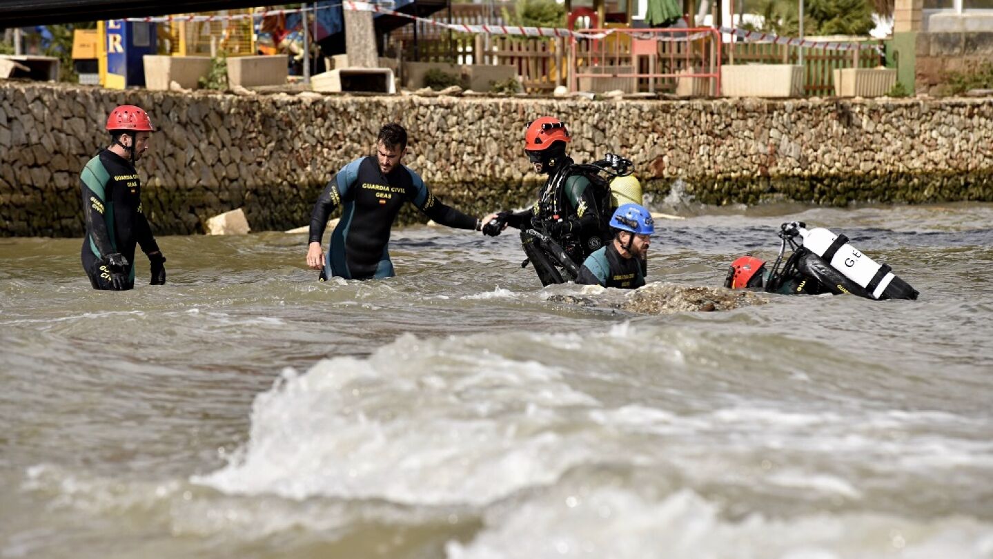 Una imagen del cuerpo de los GEAS de la Guardia Civil rastreando el torrente