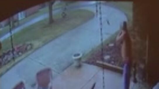 Un hombre disparando a un joven negro en EEUU