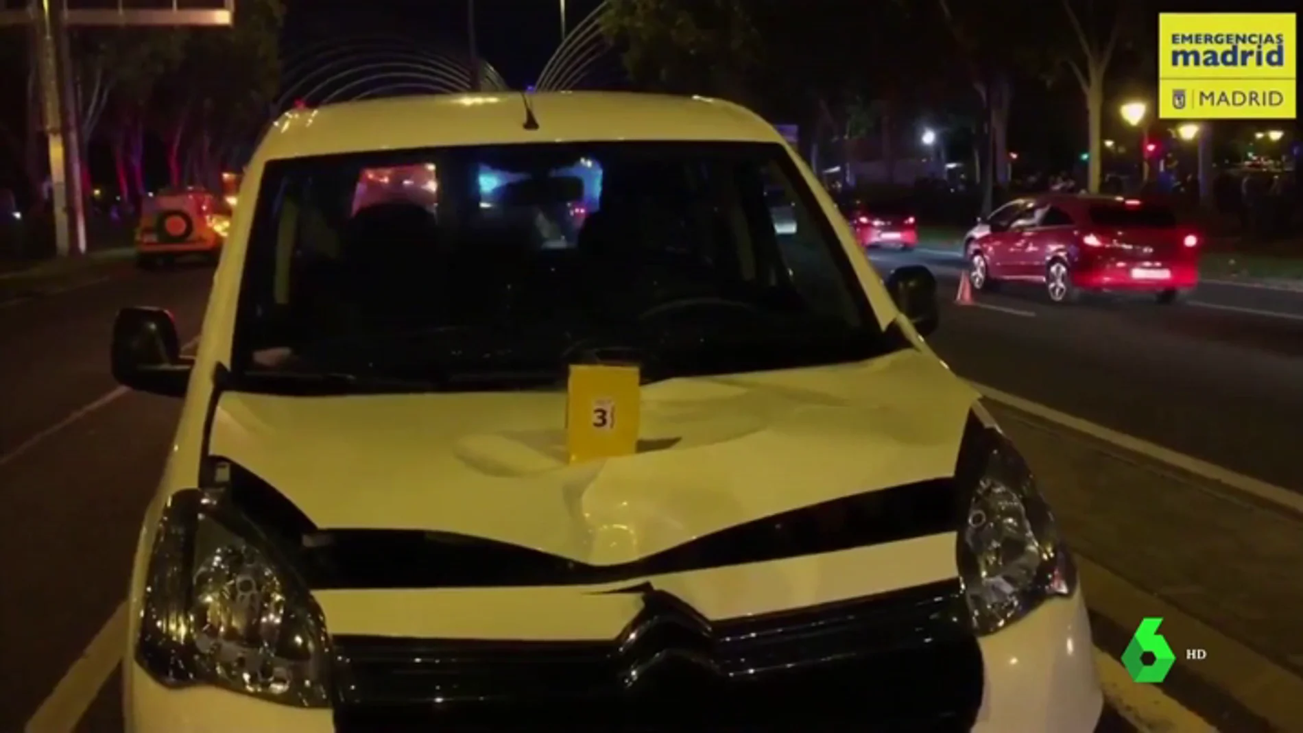 Imagen de cómo ha quedado la furgoneta tras el atropello de una niña de 13 años en Madrid