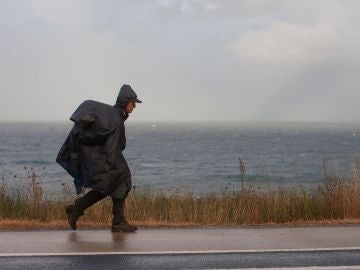 Peregrinos del Camino de la Costa realizan la travesía cubiertos Peregrinos del Camino de la Costa realizan la travesía cubiertos