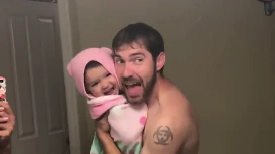 La adorable interpretación de un padre y su hija de 'Girls Like You' de Maroon 5 que ha cautivado a millones de personas La adorable interpretación de un padre y su hija de 'Girls Like You' de Maroon 5 que ha cautivado a millones de personas