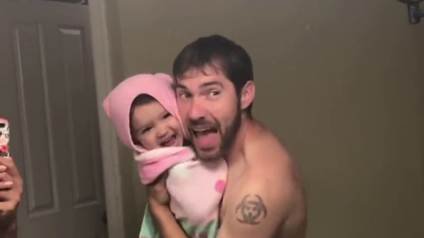 La adorable interpretaci&oacute;n de un padre y su hija de 'Girls Like You' de Maroon 5 que ha cautivado a millones de personas