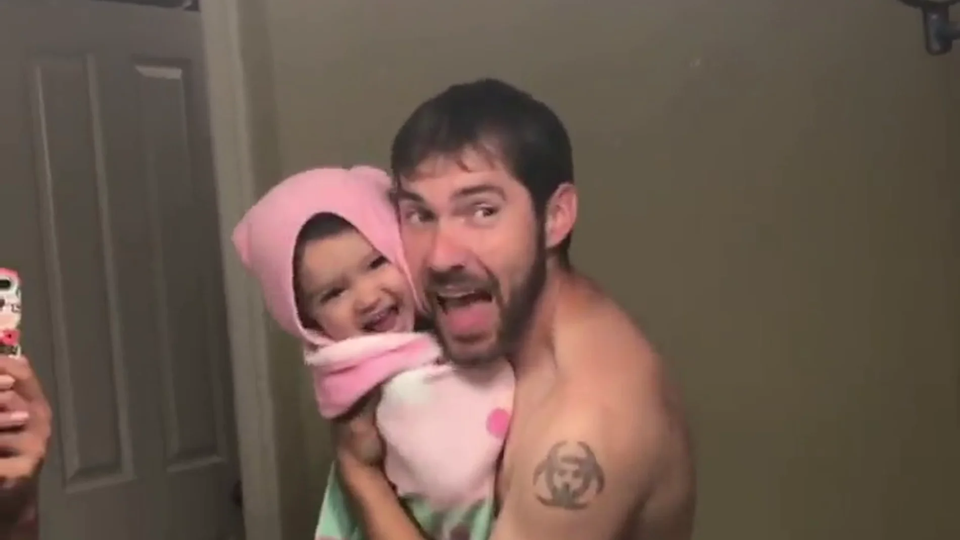 La adorable interpretación de un padre y su hija de 'Girls Like You' de Maroon 5 que ha cautivado a millones de personas