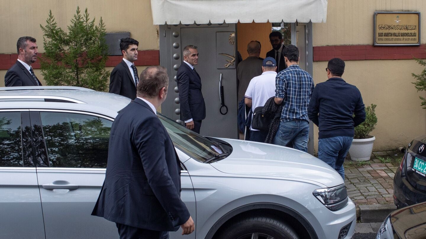 Personalidades saud&iacute;es a su llegada al consulado de Arabia Saud&iacute; en Estambul, Turqu&iacute;a