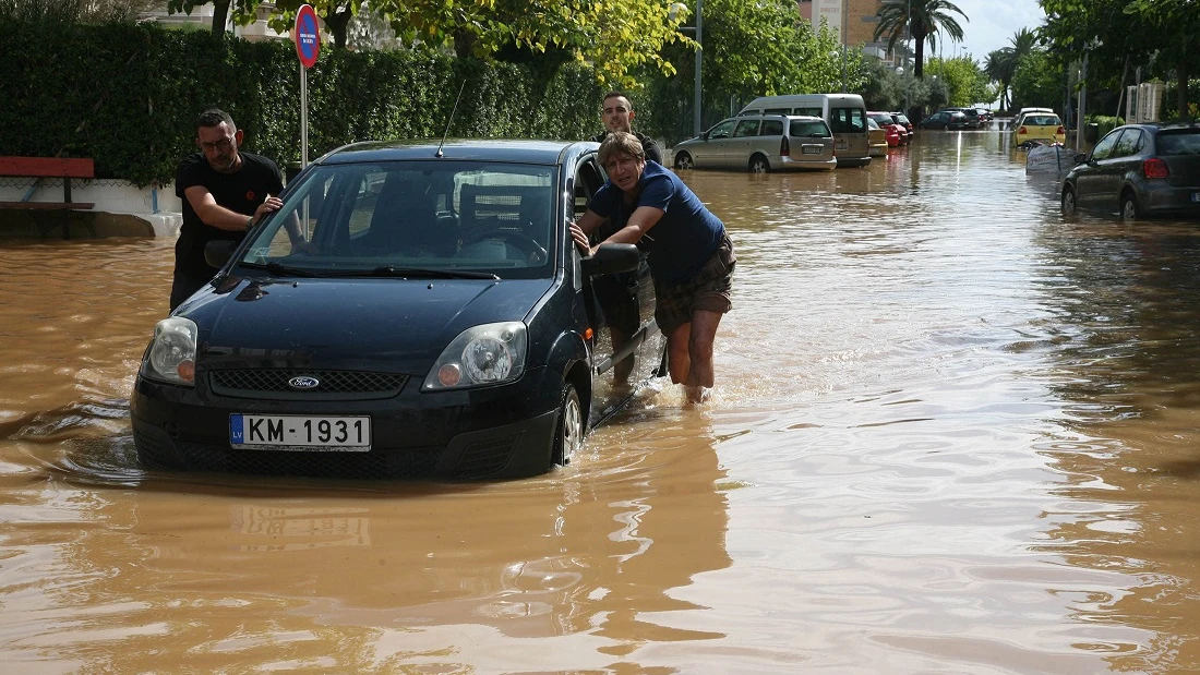 Imagen de una calle inundada en Tarragona