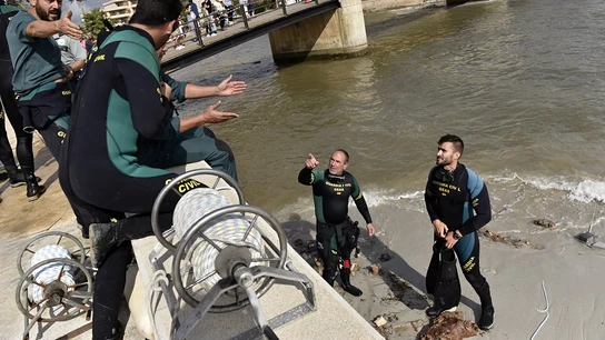 Imagen del cuerpo de los GEAS de la Guardia Civil que rastrean el torrente Imagen del cuerpo de los GEAS de la Guardia Civil que rastrean el torrente