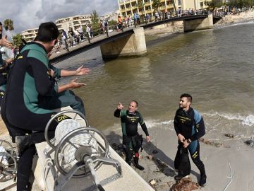 Imagen del cuerpo de los GEAS de la Guardia Civil que rastrean el torrente Imagen del cuerpo de los GEAS de la Guardia Civil que rastrean el torrente