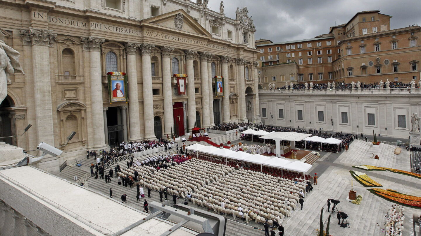 Vista general de la Plaza de San Pedro durante una ceremonia de canonizaci&oacute;n