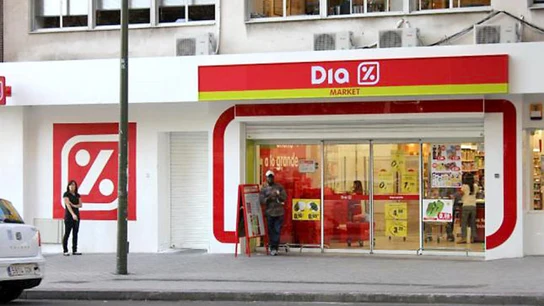 Fachada de un supermercado Dia Fachada de un supermercado Dia
