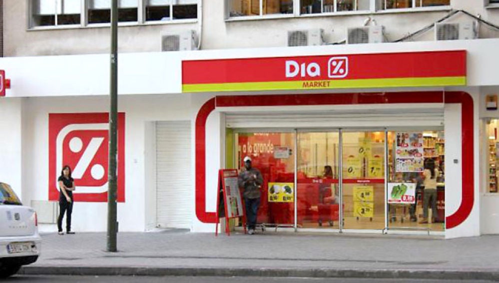 Supermercados Dia anuncia el despido de un máximo de 2.100 empleados tras  perder 352,58 millones