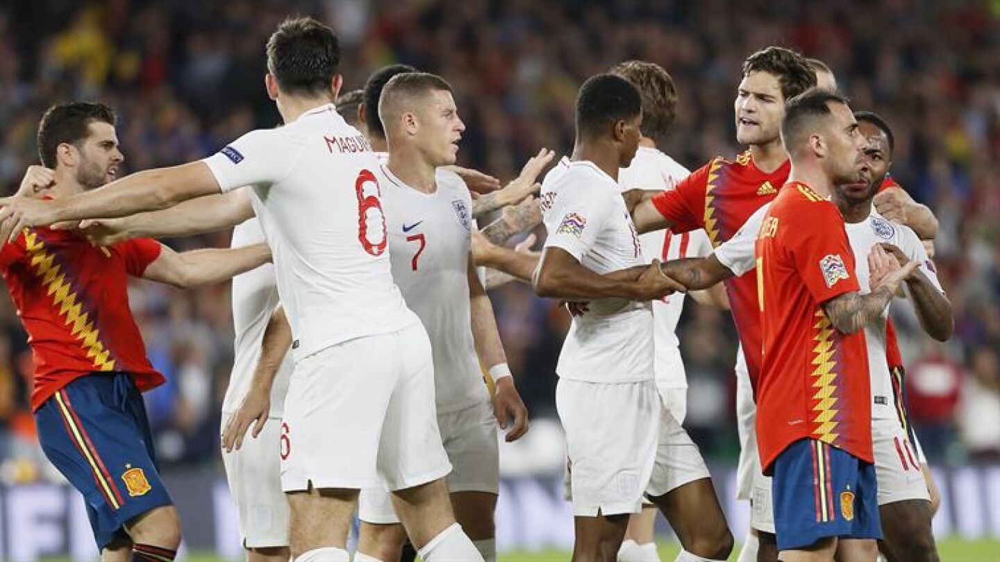 Jugadores de las selecciones de Espa&ntilde;a e Inglaterra durante el partido de la Liga de las Naciones disputado esta noche en el estadio Benito Villamar&iacute;n